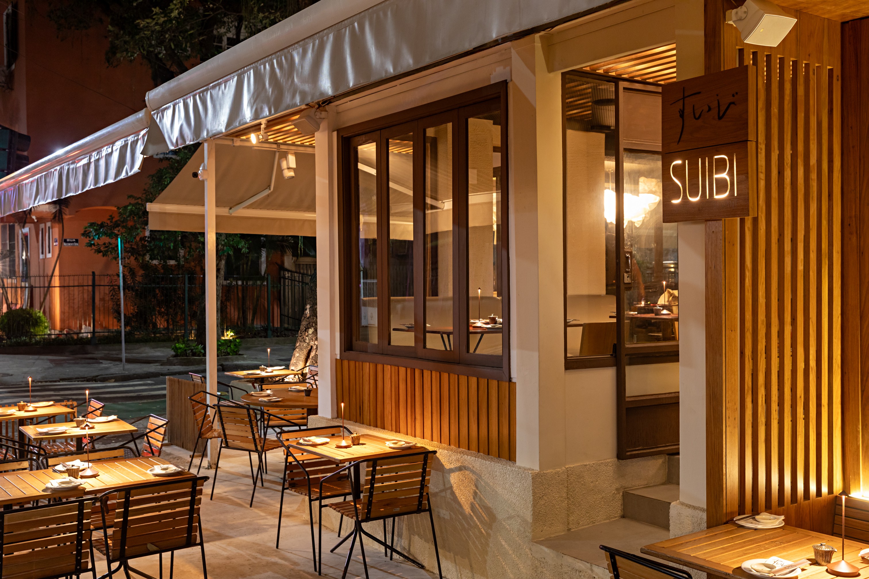 Janja aparece de surpresa e deixa restaurante em silêncio no Rio