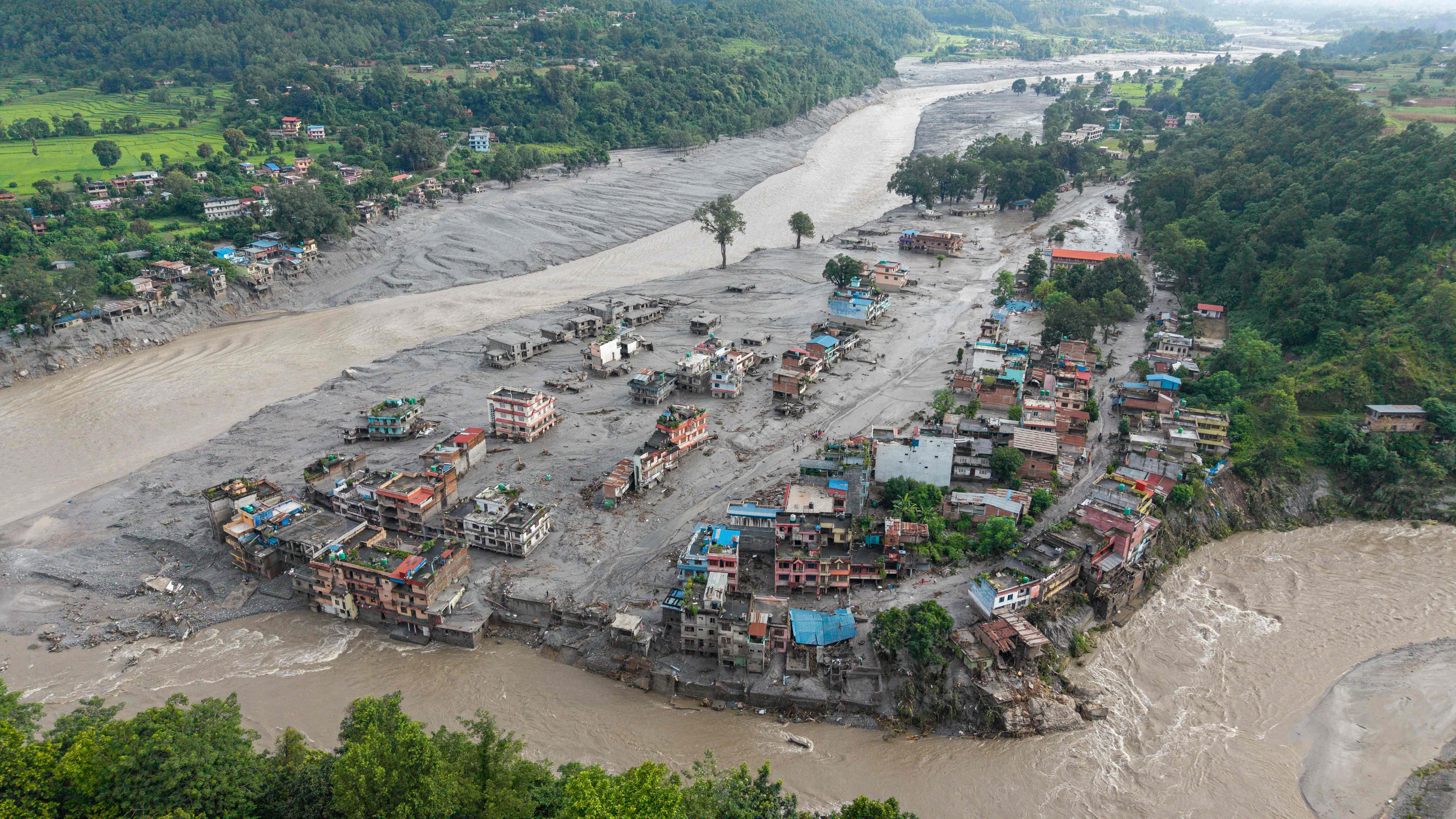 Avalanche na fronteira do Nepal e China criou lago que pode gerar nova enchente; entenda