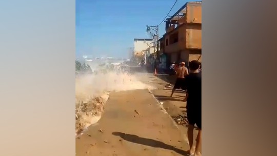 Duas casas desmoronam em Macaé atingidas pela ressaca do mar; veja o vídeo