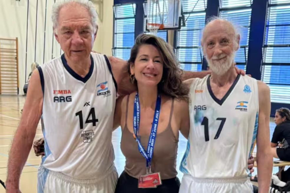 A Dra. María Teresa Salazar acompanhou a categoria +80 nos treinos antes da Copa do Mundo e depois durante o campeonato.