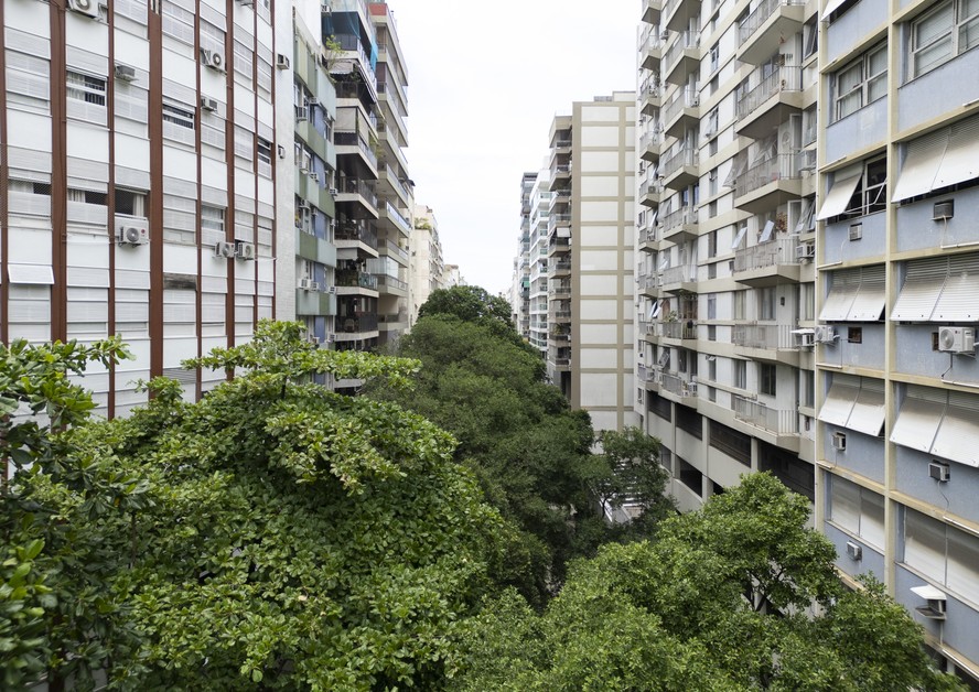 Prédios da Rua Santa Clara, em Copacabana, na Zona Sul do Rio, área de alta demanda turística