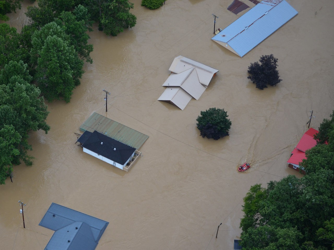 O leste do Kentucky, nos EUA, sofre com enchentes. Soldados e aviadores da Guarda Nacional foram enviados para reforçar a busca por vítimas onde foi declarado estado de emergência devido às enchentes — Foto: AFP