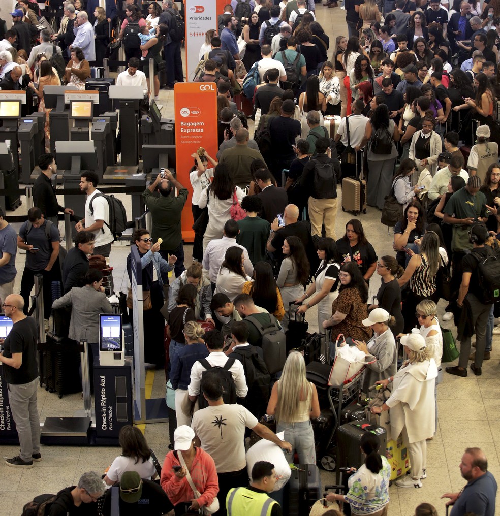 Espera. Passageiros no saguão do Santos Dumont à espera de informações sobre os pousos e decolagens: ao todo, 162 voos precisaram ser cancelados devido ao tempo gasto para a limpeza da pista — Foto: Fabiano Rocha