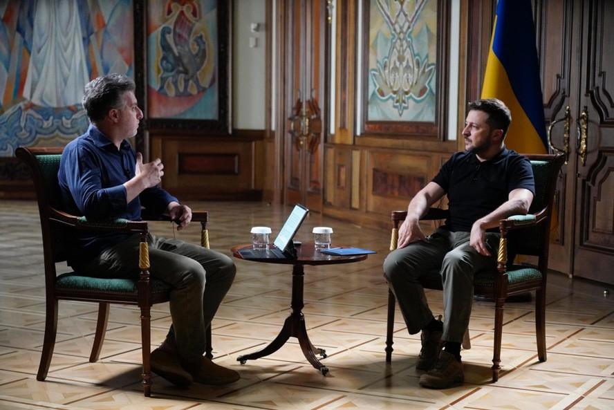 O apresentador Luciano Huck vai a Ucrânia e entrevista o presidente ucraniano Volodymyr Zelensky