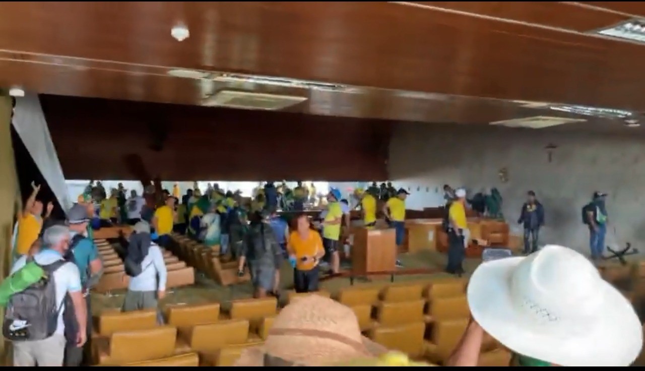 Bolsonaristas invadem Planalto e STF