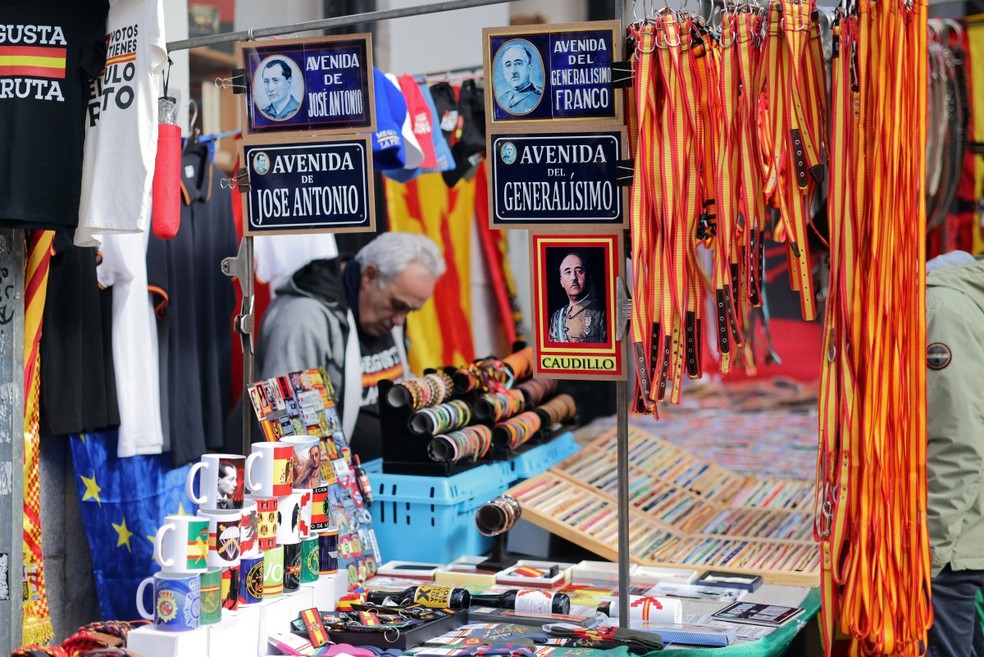 Um vendedor oferece objetos comemorativos do ditador espanhol Francisco Franco e do fundador da Falange, José Antonio Primo de Rivera, em uma barraca na feira de rua "Rastro", em Madri, no domingo, 2 de fevereiro de 2025. — Foto: THOMAS COEX / AFP