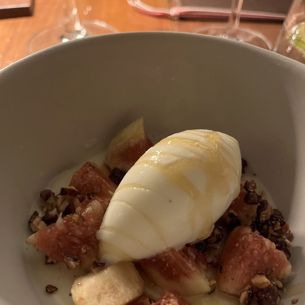 Sobremesa do dia no Brics: pannacotta com leite de castanha e frutas frescas brasileiras — Foto: Luciana Fróes