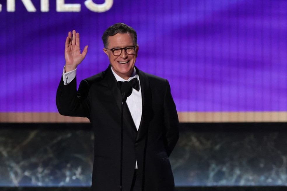 Stephen Colbert no Emmy 2025 — Foto: VALERIE MACON / AFP