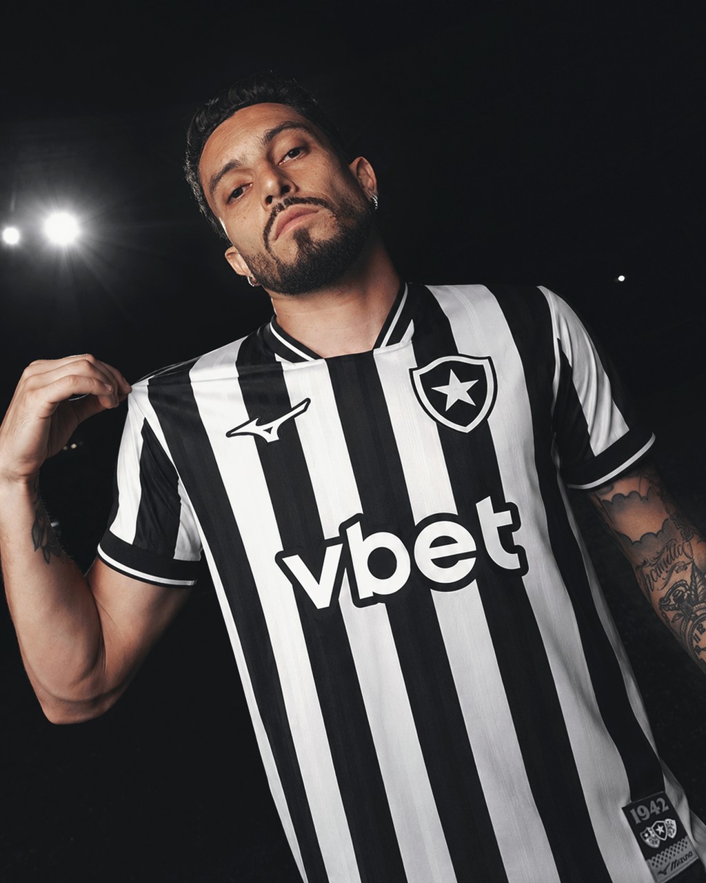 Botafogo lança primeiro uniforme em parceria com a Mizuno; veja fotos