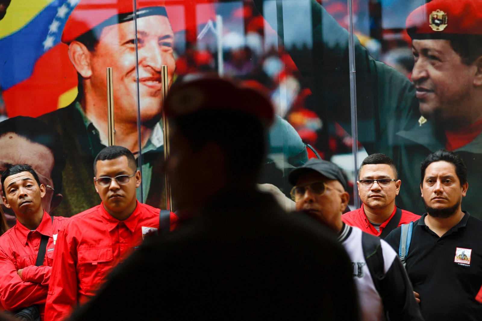 Movimento representa uma demonstração de força perante o que Maduro considera ser uma ameaça ao seu poder — Foto: Pedro Mattey/AFP