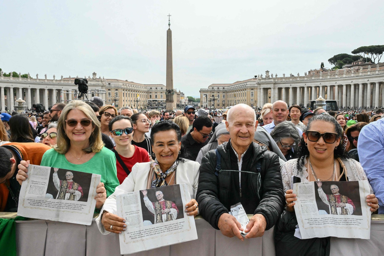 The Pope is Pop: Photo of Leo XIV in the hands of his followers — Photo: Andreas Solaro / AFP