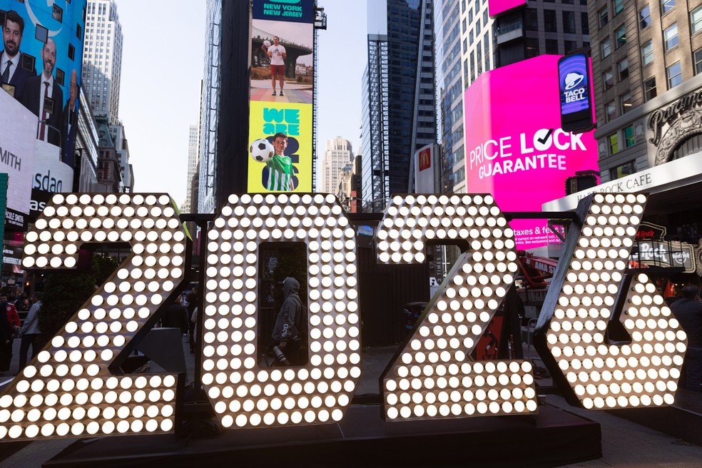 Letreiro alusivo à Copa do Mundo de 2026 na Times Square, em Nova York: cidade será sede de importantes eventos esportivos nos próximos anos — Foto: Divulgação / New York City Tourism
