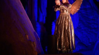 Atriz caracterizada como um anjo no espetáculo 'Living Nativity', na Caverna de Postojna, na Eslovênia — Foto:  Jure Makovec / AFP
