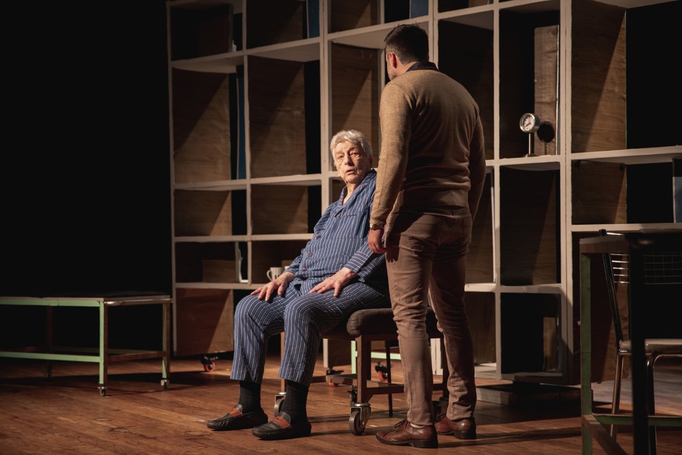 Fulvio Stefanini em cena da peça premiada "O pai" — Foto: Divulgação