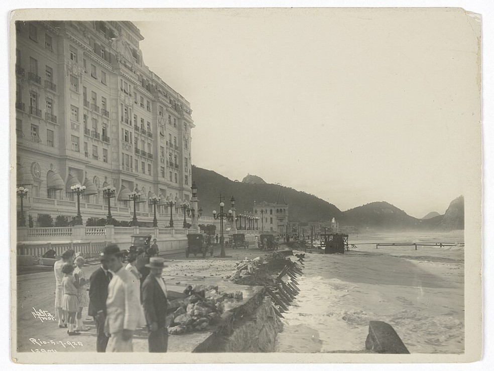 Fotografia da fachada do hotel Copacabana Palace, no Rio de Janeiro, tirada por Augusto Malta em 1925 — Foto: Acervo da Fundação Biblioteca Nacional - Brasil