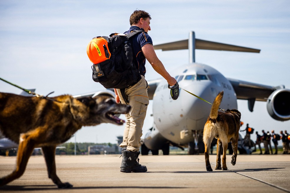 Equipe de resgate com cães-farejadores holandesa embarca rumo à Venezuela para auxiliar em resgates — Foto: Rob Engelaar/ANP/AFP