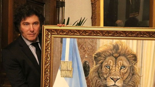Com direito a retrato com cabeça de leão e faixa presidencial, Javier Milei tem coleção de pinturas em sua homenagem
