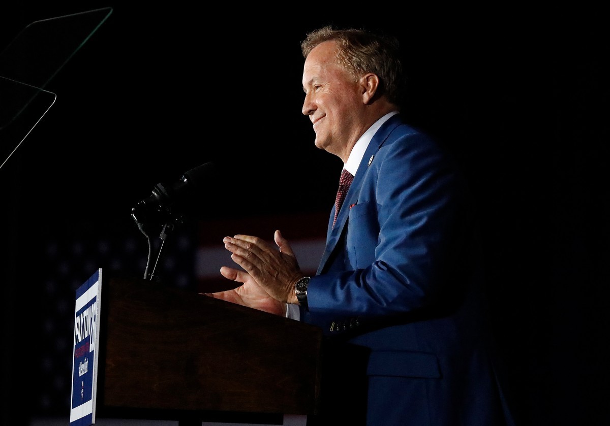 Candidato apoiado por Trump vence primárias republicanas no Texas