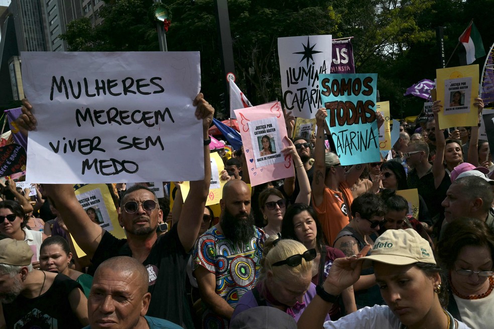 Homens participaram dos protestos contra a violência contra a mulher — Foto: Nelson Almeida/AFP