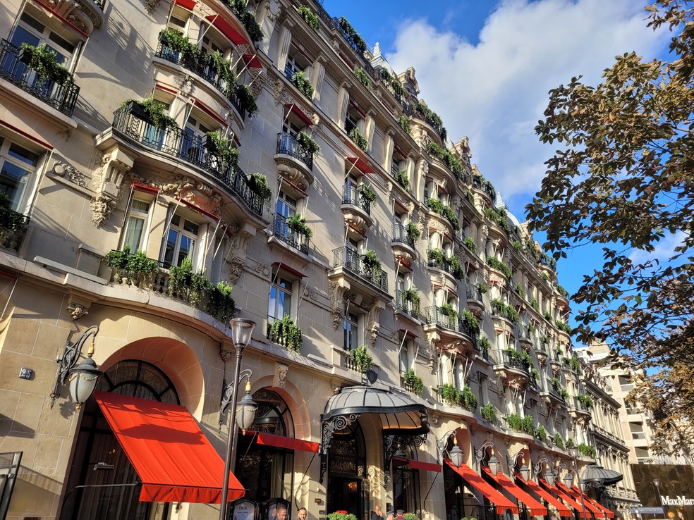 A fachada inconfundível do hotel Plaza Athénée, em Paris — Foto: Eduardo Maia/O Globo