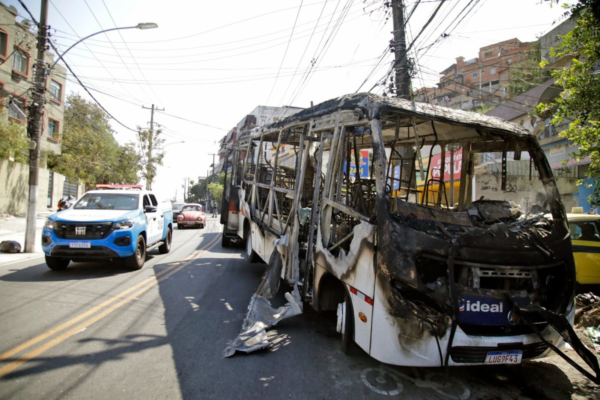 Após ônibus serem usados como barricadas, 19 linhas têm itinerário alterado na Ilha do Governador; confira