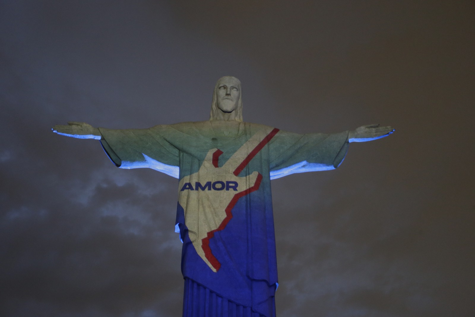 Cristo Redentor recebe projeção de imagens em homenagem aos 40 anos do Rock in Rio — Foto: Domingos Peixoto / Agência O Globo