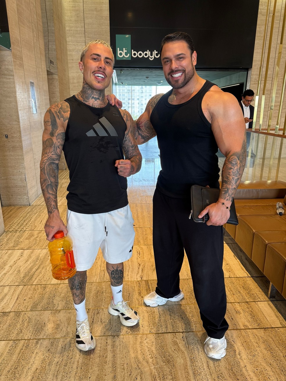MC Daniel com o personal trainer, Rafael Varela — Foto: Reprodução/Instagram