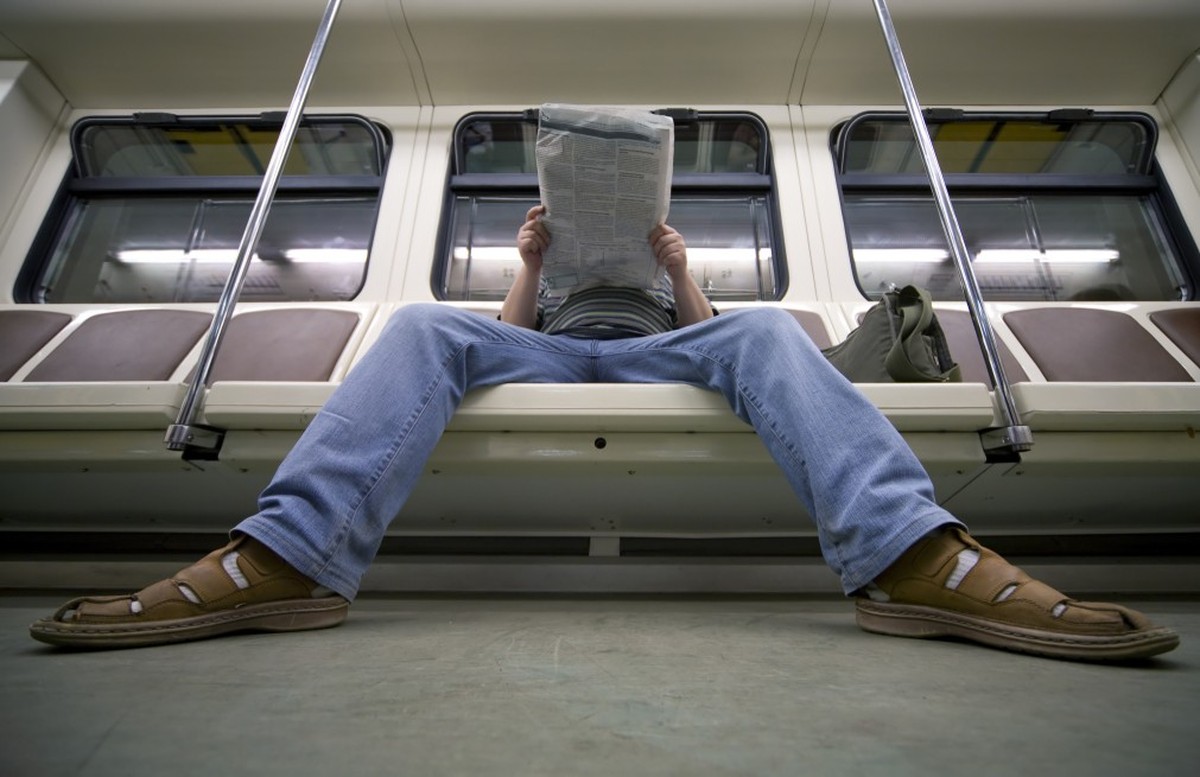 Brasileiras denunciam ‘manspreading’, comportamento machista em que homens sentam-se de pernas abertas