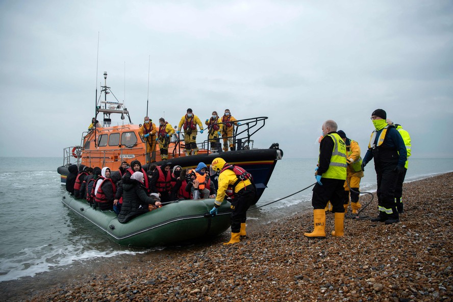 ONG ajuda migrantes a desembarcarem na costa sudeste da Inglaterra, após serem resgatados durante travessia do Canal da Mancha