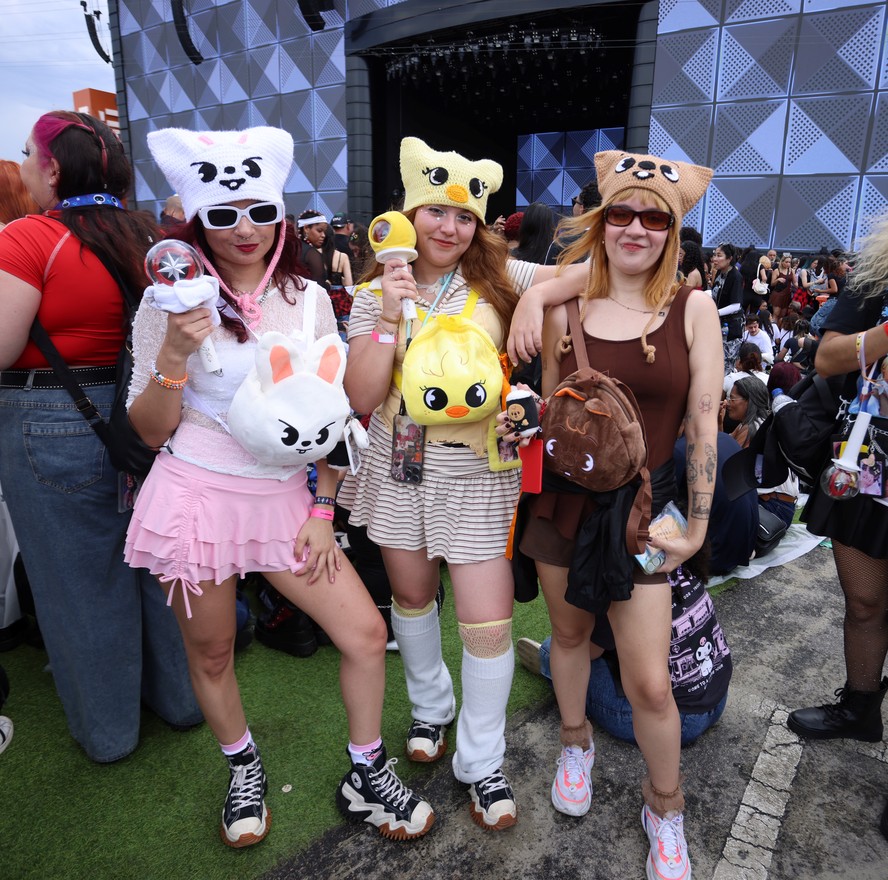 Lightsticks, roupa preta e colorida e 'freebies': como foi o dia da ...
