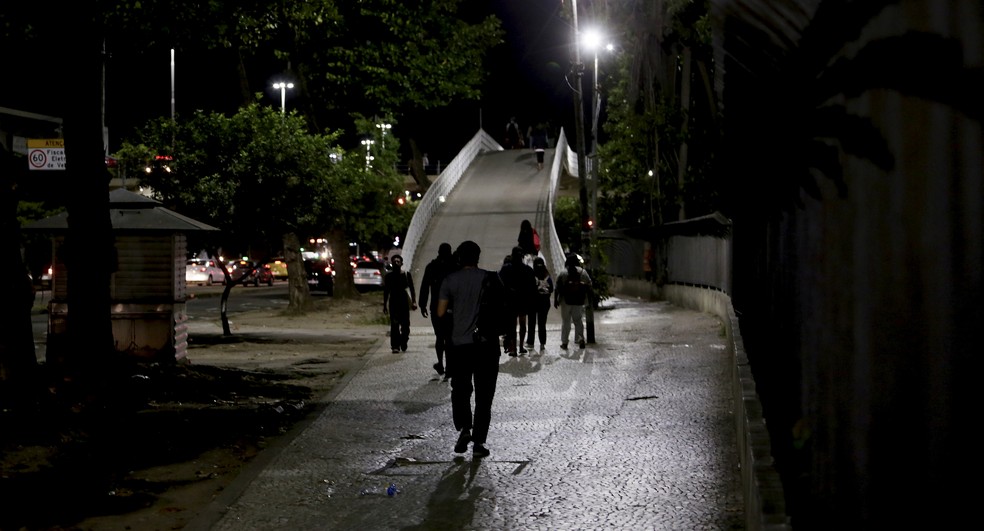 Passarela do metrô do Maracanã, ao lado da Uerj; bairro é um dos 32 em que os quatro tipos de roubo compilados pelo Mapa do Crime aumentaram — Foto: Marcelo Theobald / Agência O Globo