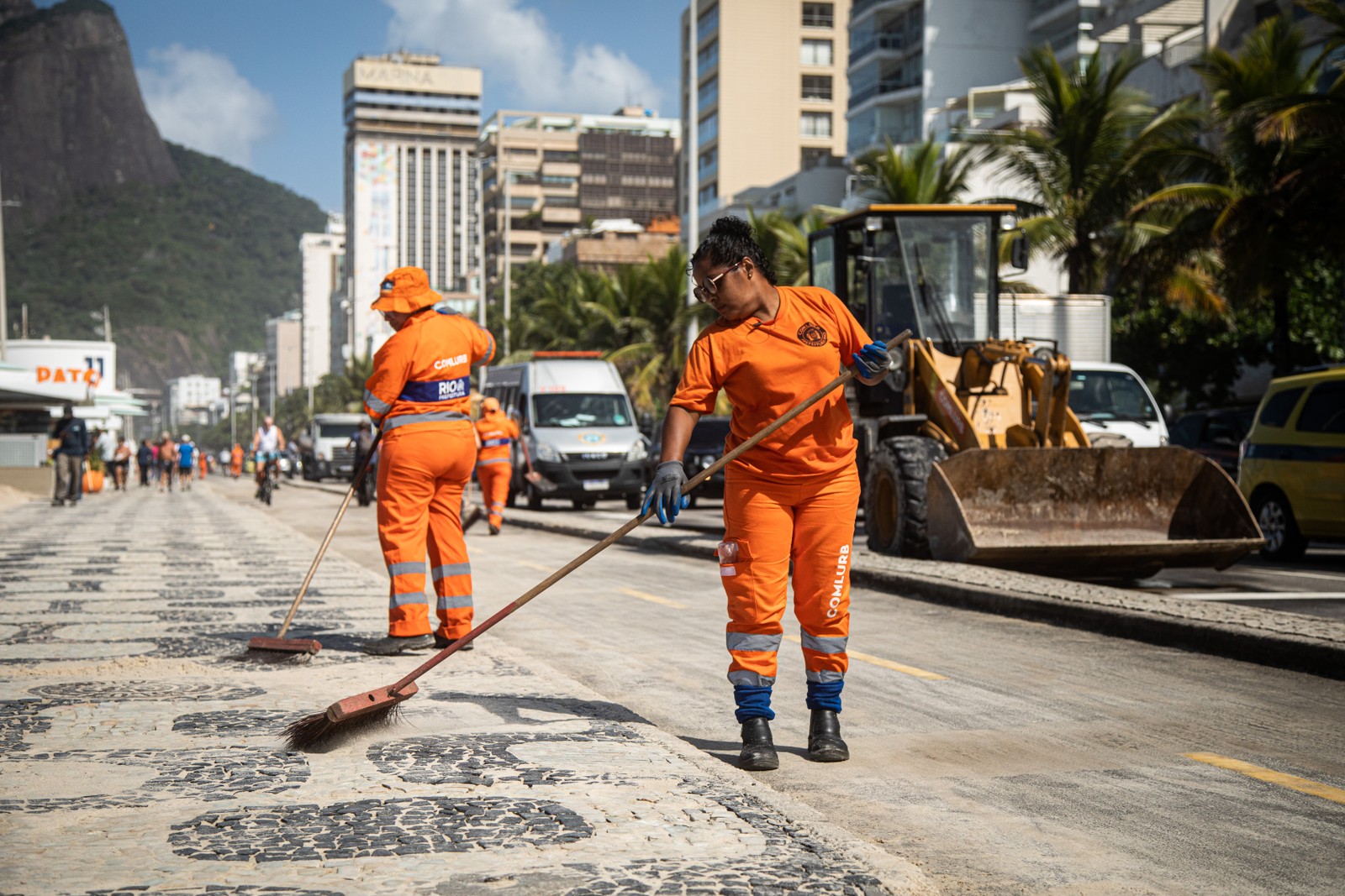 Ressaca na orla do Leblon. Comlurb faz limpeza do calcadao — Foto: Hermes de Paula / Agência O Globo