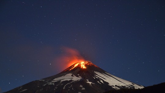 Monitoramento identifica 'atividade anormal' e autoridades aumentam alerta de risco de vulcão Villarica, no Chile