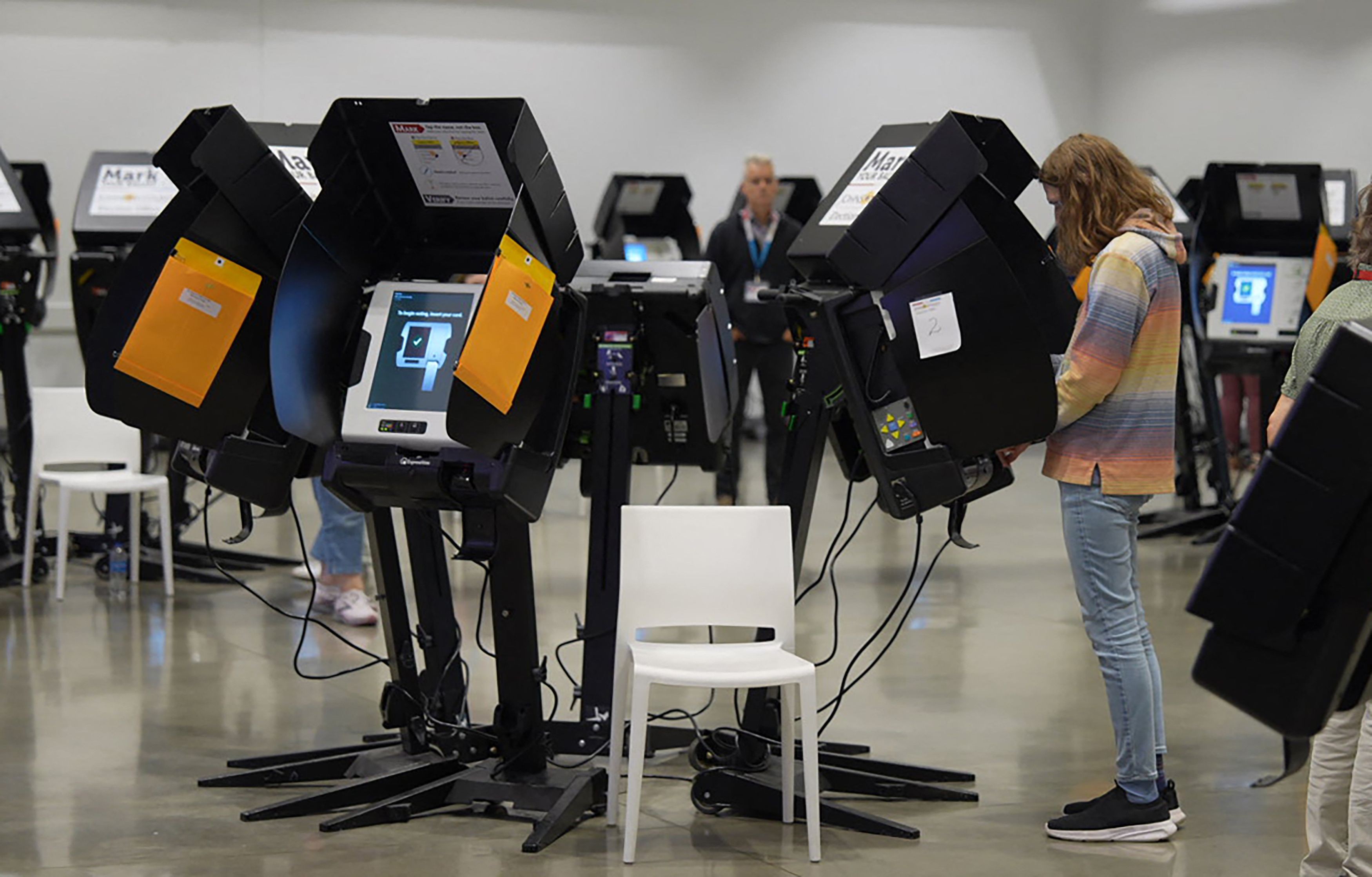 Eleição nos EUA: Mais de 30 milhões votam de forma antecipada em meio a pressões de Trump sobre votação por correio