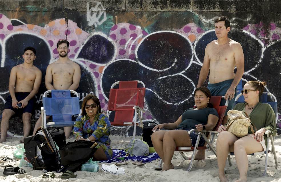 Ângelo Arruda (à direita) e a família, do interior de São Paulo, curtem reta final do veranico no Rio — Foto: Gabriel de Paiva/Agência O Globo