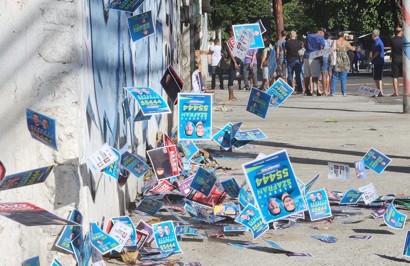 Santinhos espalhados pelas ruas ao redor do Senai de Benfica, zona eleitoral localizada na Zona Norte do Rio de Janeiro — Foto: Custódio Coimbra / Agência O Globo