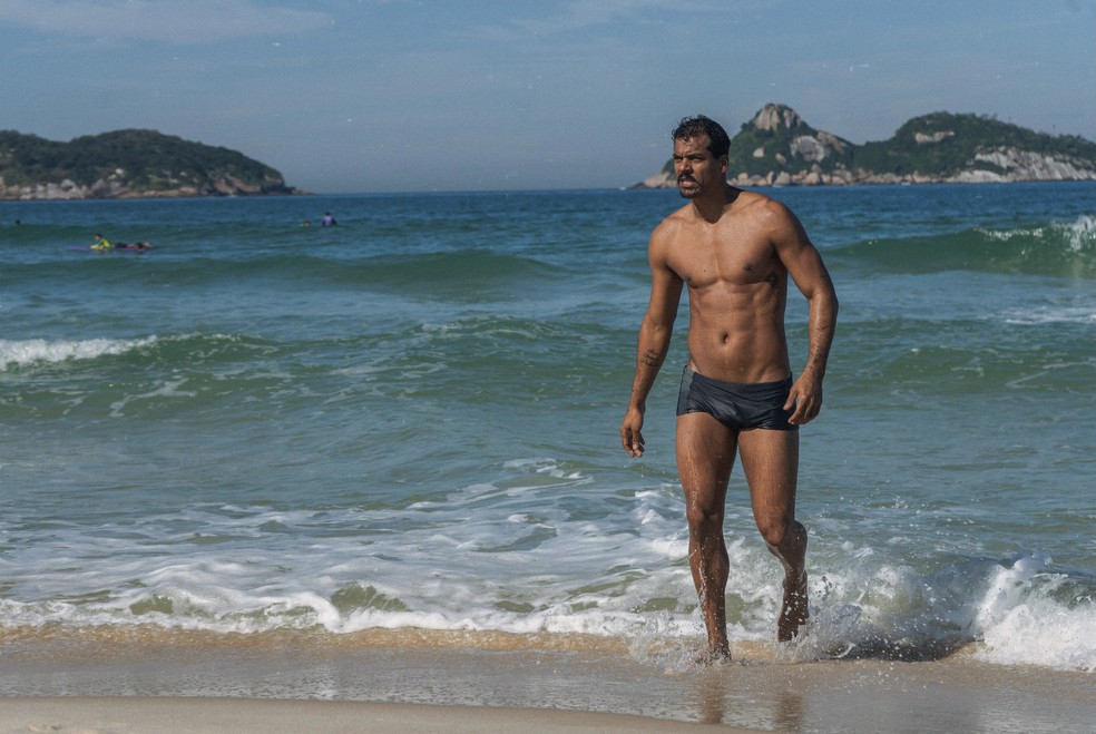 Marcello Melo Jr de segunda em gravação da série 'Delegacia de Homicídios' — Foto: Reprodução/Instagram