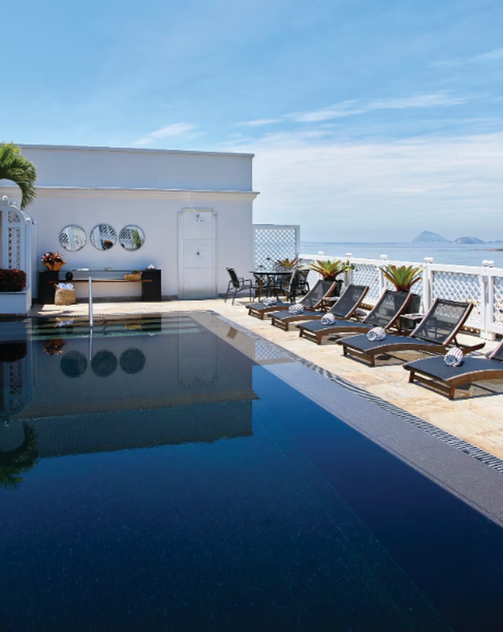 Black pool do Copacabana Palace, onde famosos como Mick Jagger e Gisele Bünchen já mergulharam — Foto: Divulgação