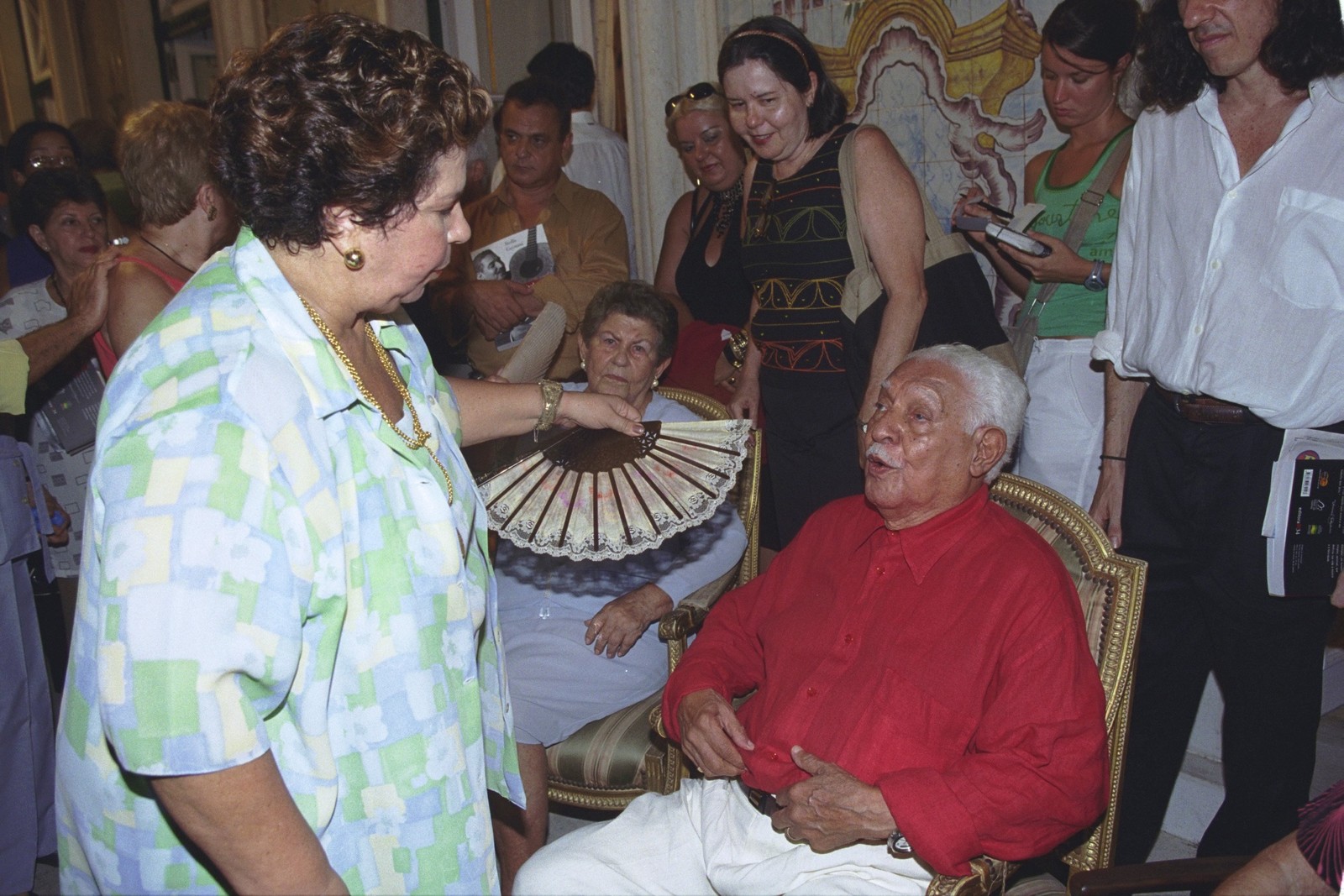 Nana abana o pai, em lançamento de livro de Dorival, em 2001 — Foto: Fabio Seixo / O Globo