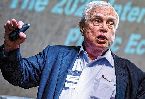 Nobel de Economia critica homeschooling e defende parceria entre pais e escolas