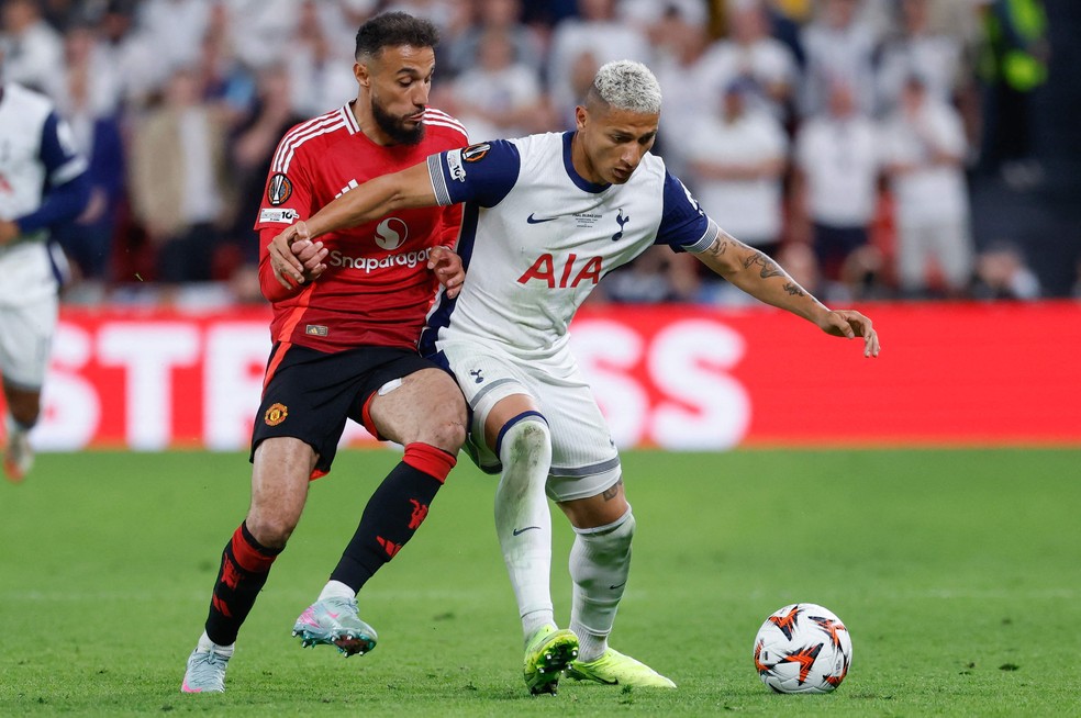 Apesar de ter aparecido pouco no ataque, Richarlison foi muito aplicado taticamente em relação à estratégia montada pelo Tottenham — Foto: Thomas COEX / AFP