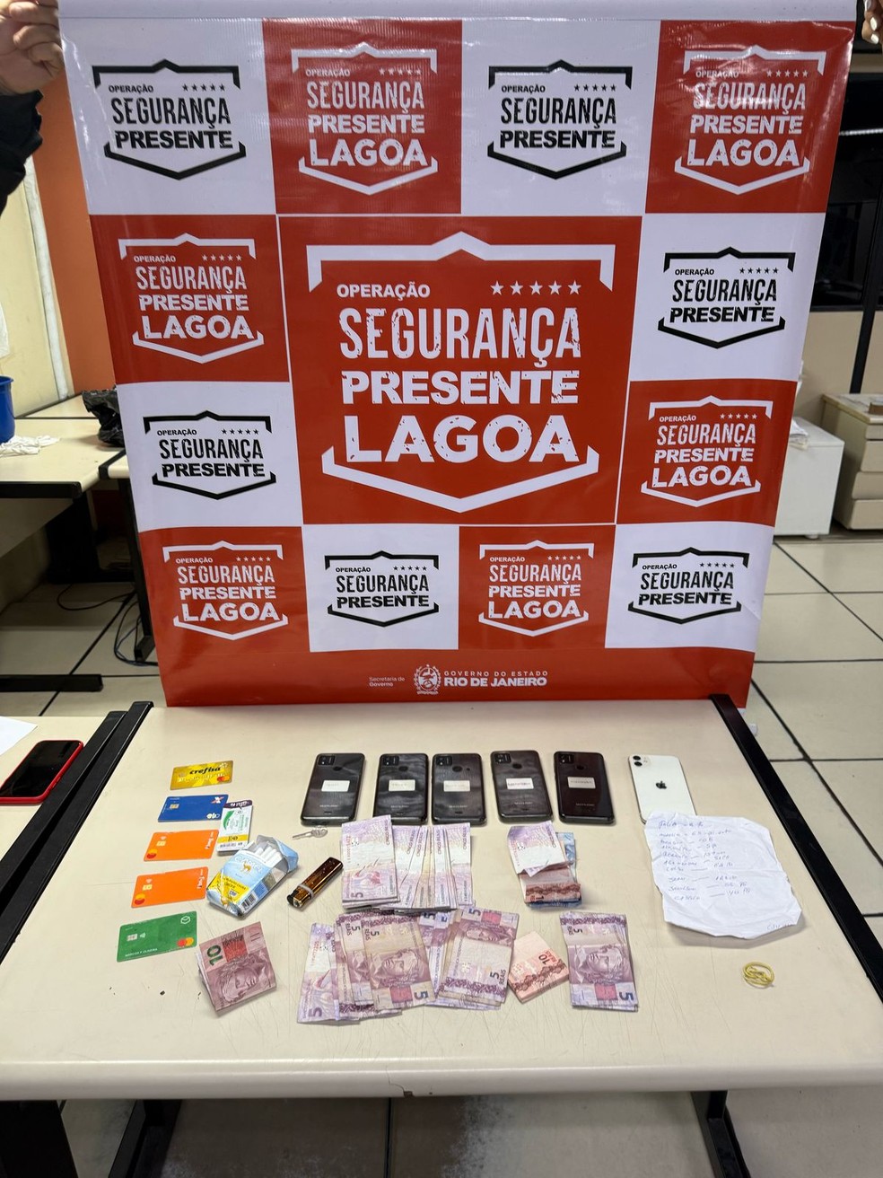 Material recuperado com bandidos que assaltaram restaurante na Lagoa — Foto: Divulgação
