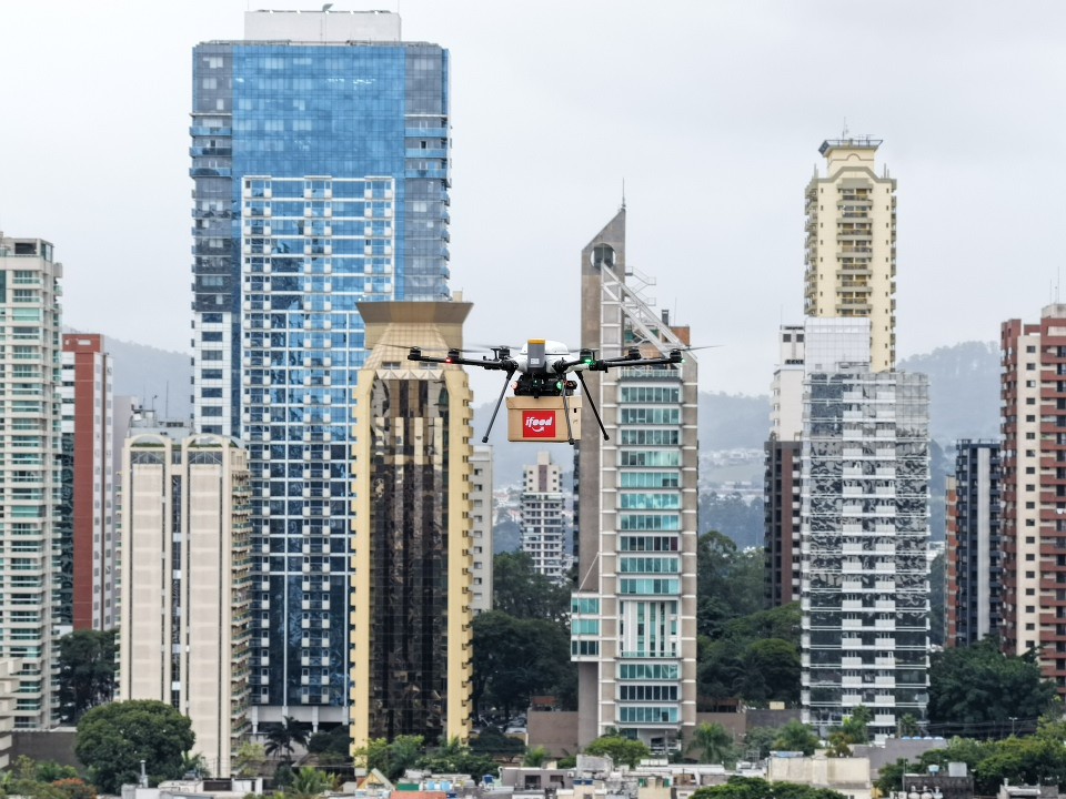 iFood inicia entregas por drones em condomínio de Alphaville, em São Paulo; veja vídeo