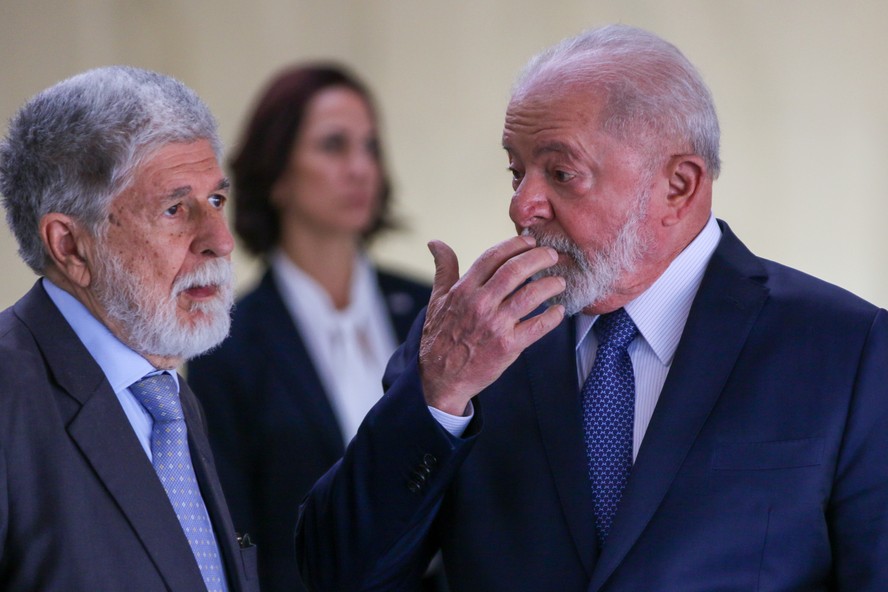 O assessor especial da presidência Celso Amorim ao lado do presidente Lula