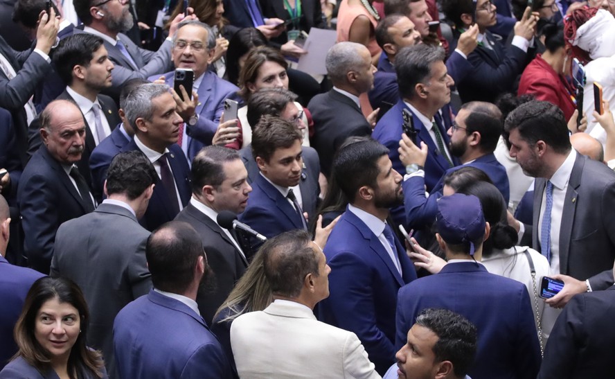 Deputados de oposição durante análise da urgência do projeto da anistia