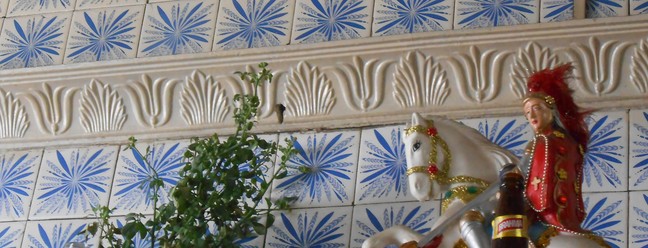 Azulejos rabo-de-pavão junto a uma imagem de São Jorge na Lanchonete Esplendor, na Vila da Penha — Arquivo Pessoal