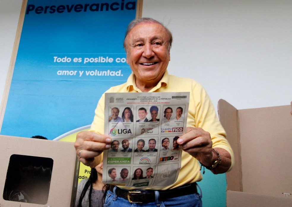 O candidato presidencial colombiano Rodolfo Hernández vota em Bucamaranga — Foto: Schneyder Mendoza / AFP