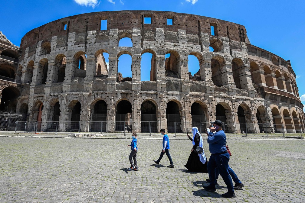 Visitantes no Coliseu, em Roma: Itália é um dos países que poderão exigir o visto Etias a partir de 2023 — Foto: Vincenzo Pinto / AFP