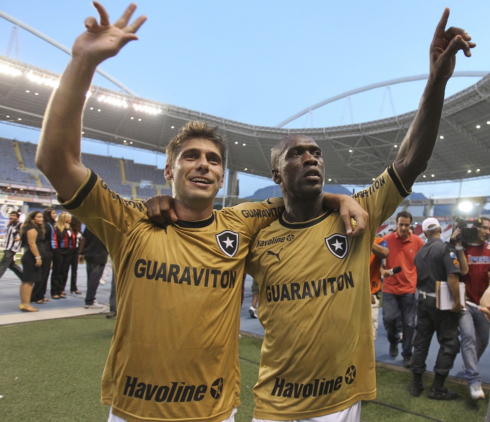 Botafogo utilizou camisa dourada no Carioca de 2013 — Foto: Alexandre Cassiano / Agência O Globo