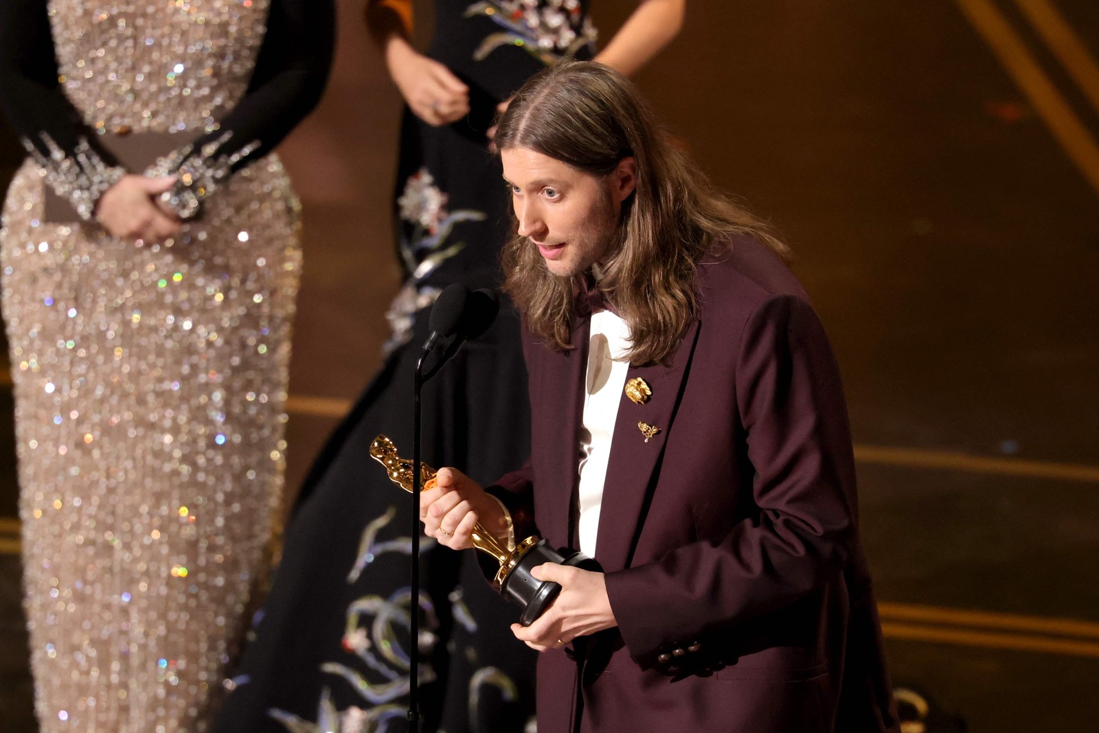 Ludwig Göransson aceita o prêmio de Melhor Trilha Sonora Original por "Pecadores". — Foto: KEVIN WINTER